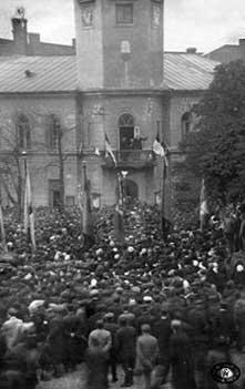Ludność zgromadzona przed Ratuszem w Noworadomsku w dniu ogłoszenia niepodległości