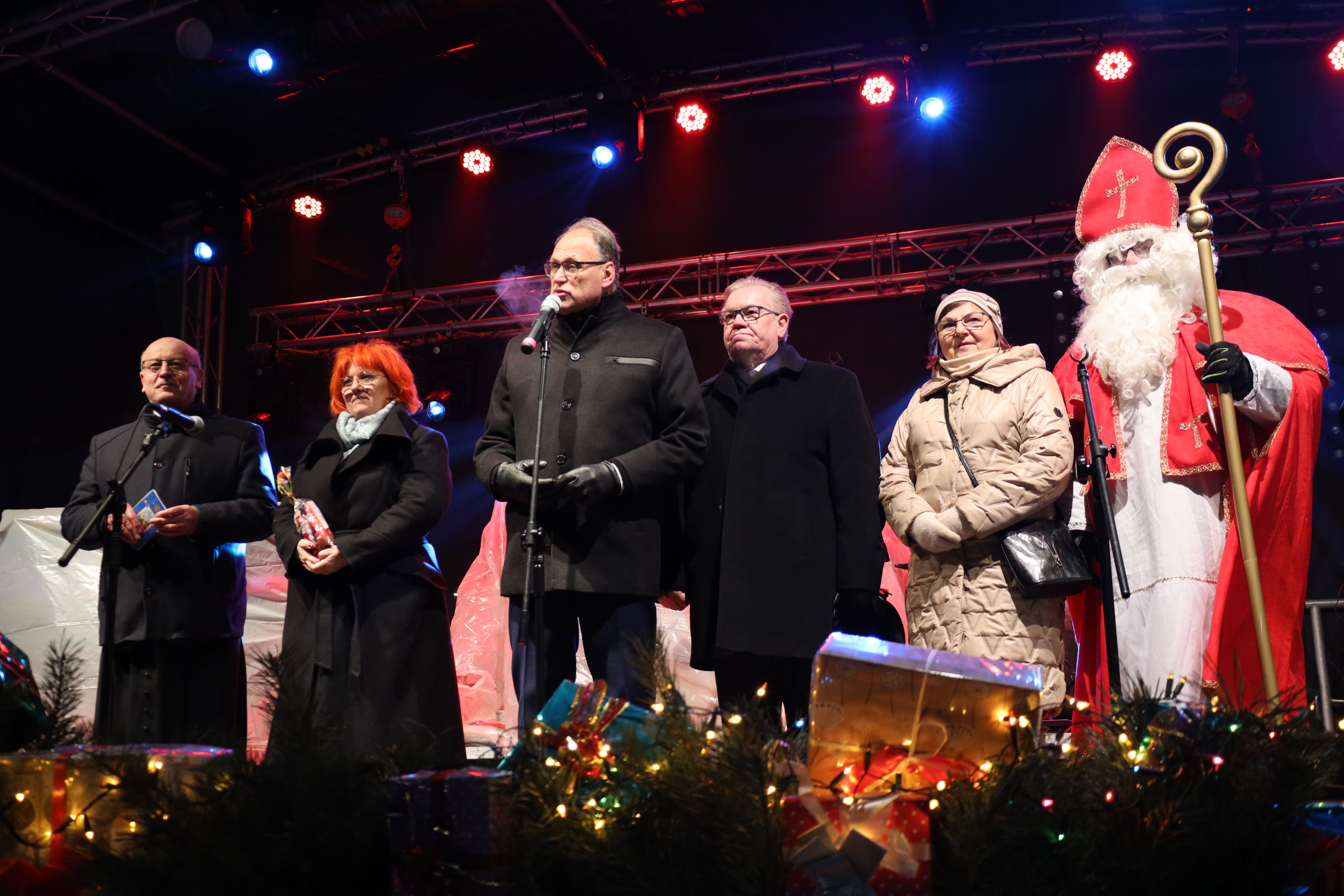 Jarmark Bożonarodzeniowy - życzenia dla radomszczan, a na zakończenie Felicjan Andrzejczak