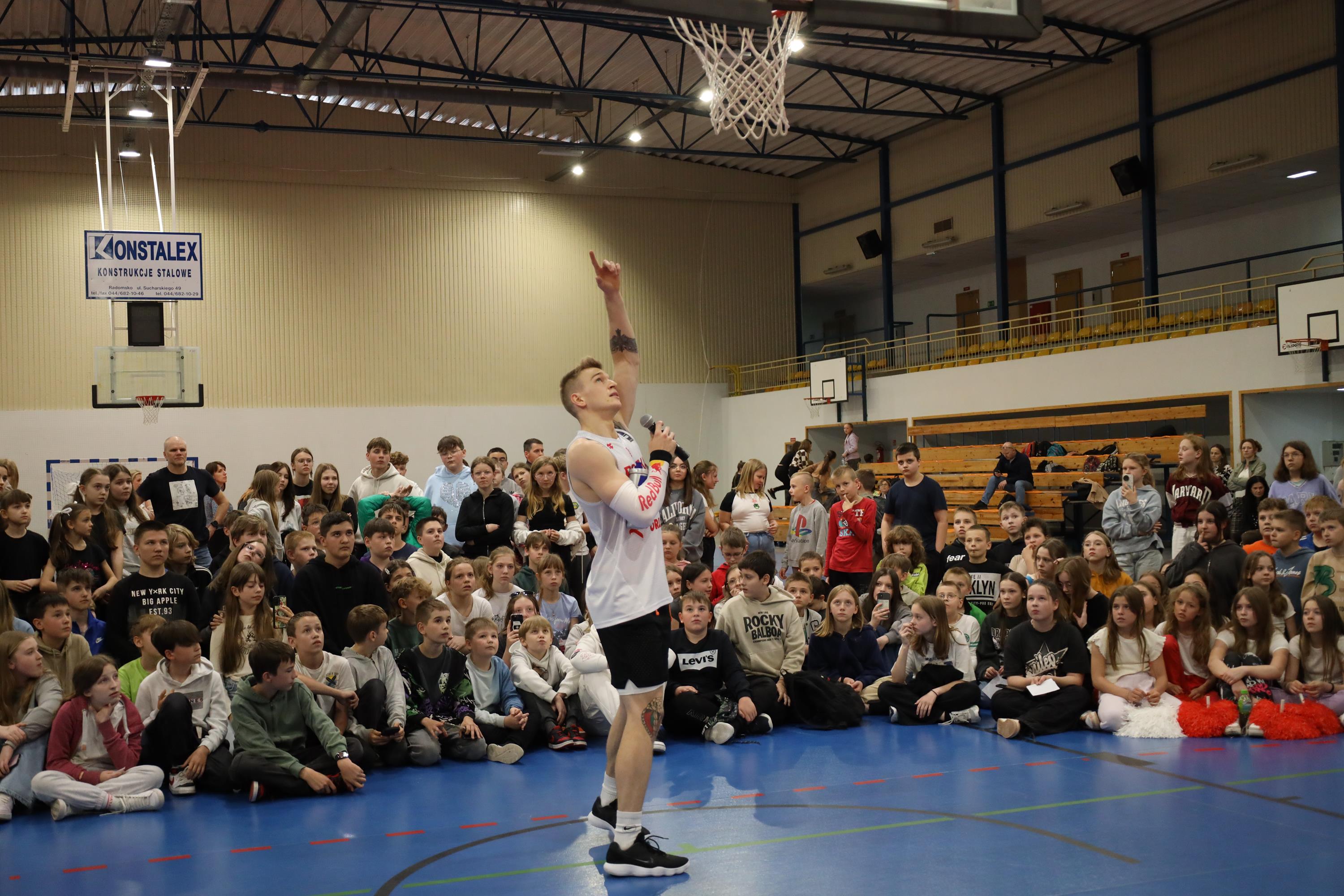 Piotr &quot;Grabo&quot; Grabowski Mistrz Świata we wsadach do kosza FIBA 3x3, odwiedził dzisiaj Miejską Halę Sportową w Radomsku
