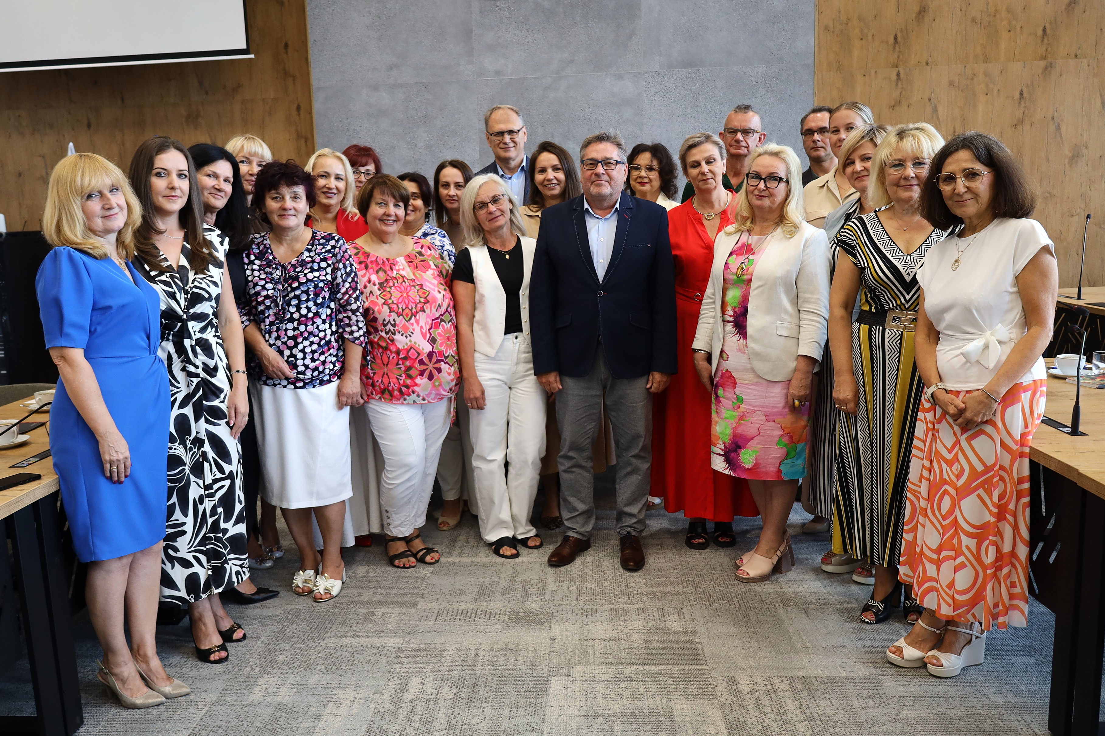 Spotkanie dyrektorów szkół i przedszkoli – awanse zawodowe i wzruszające pożegnanie