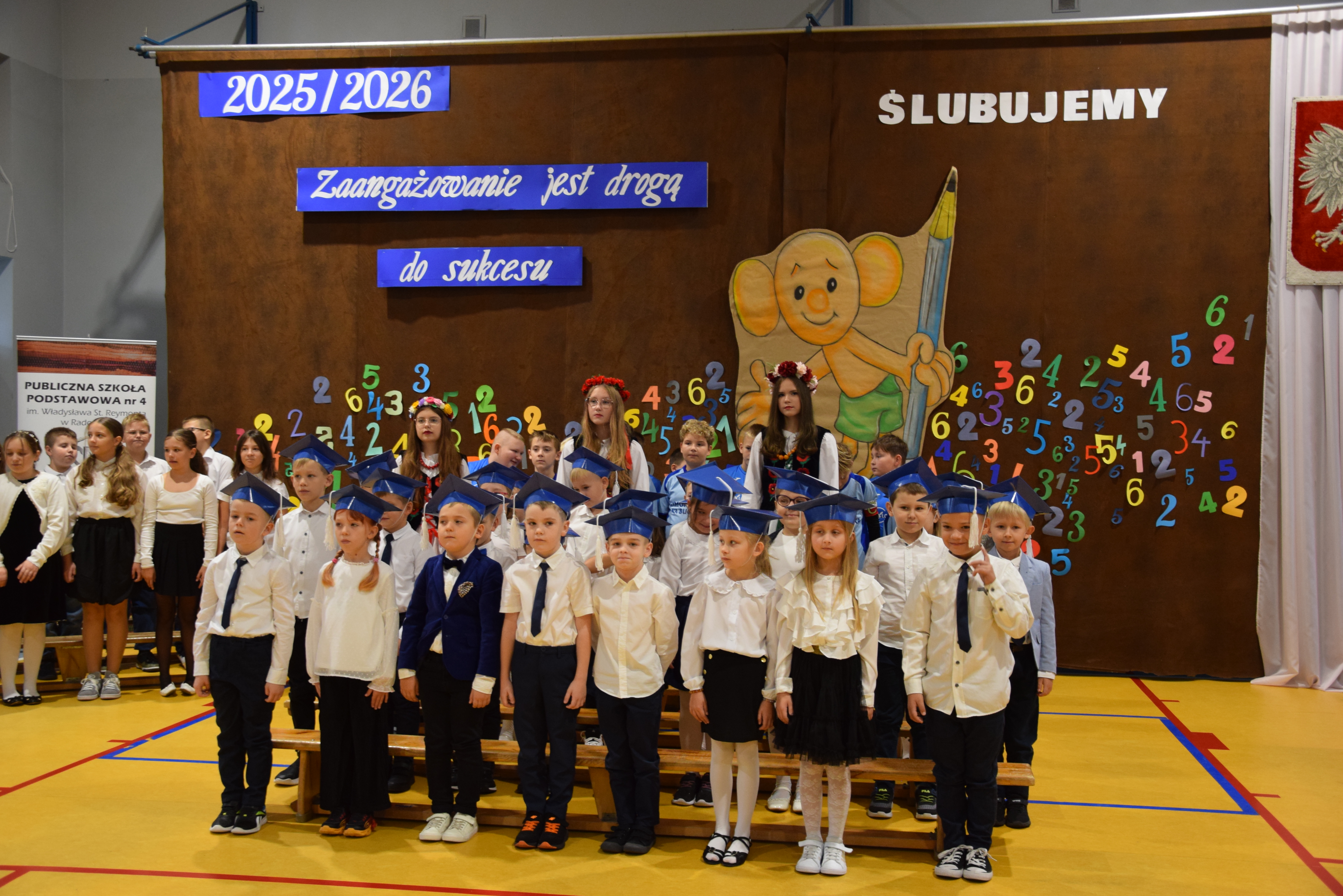 Uroczystość ślubowania pierwszaków i otwarcie odnowionego boiska w PSP nr 4