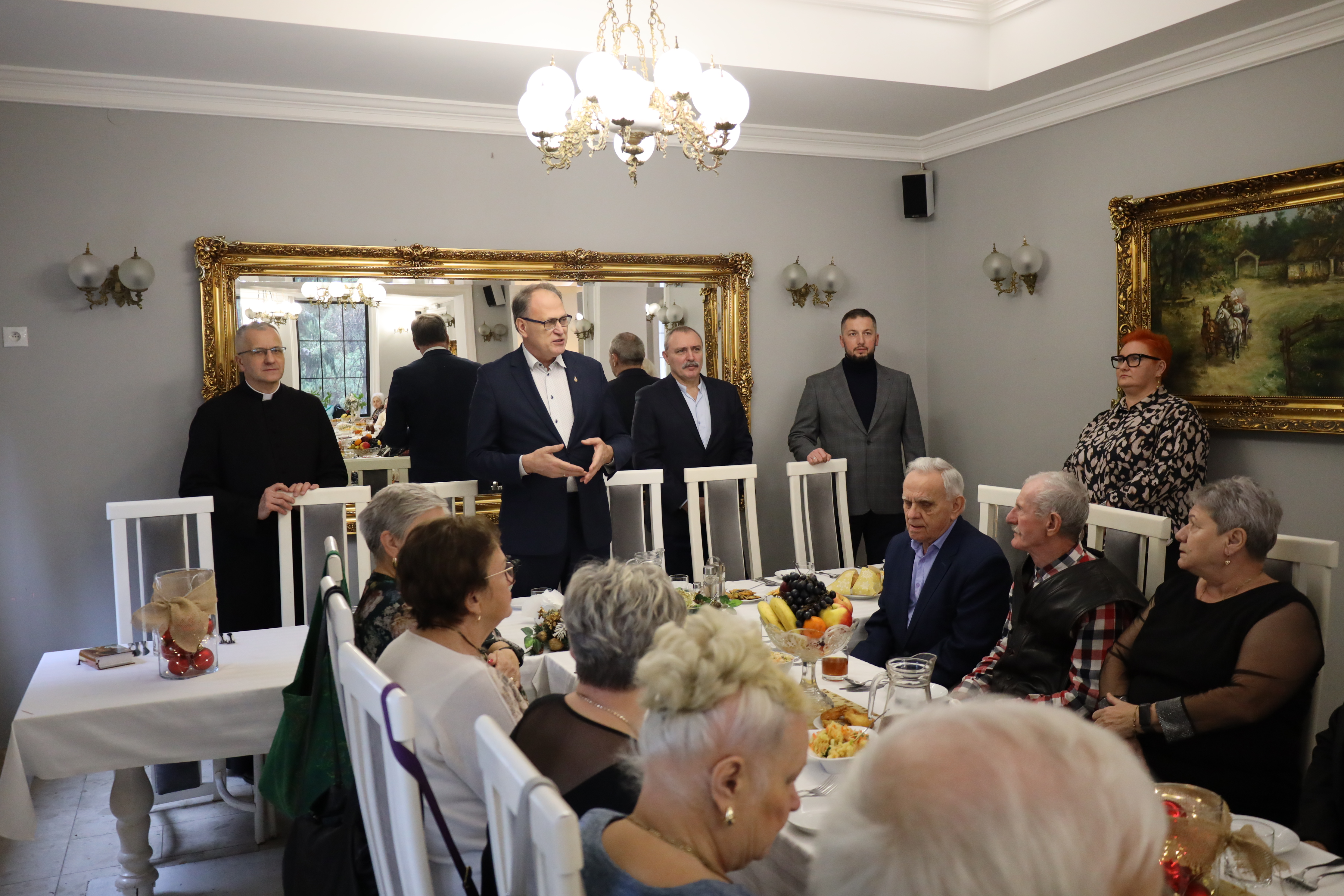 Seniorzy przy wspólnym wigilijnym stole