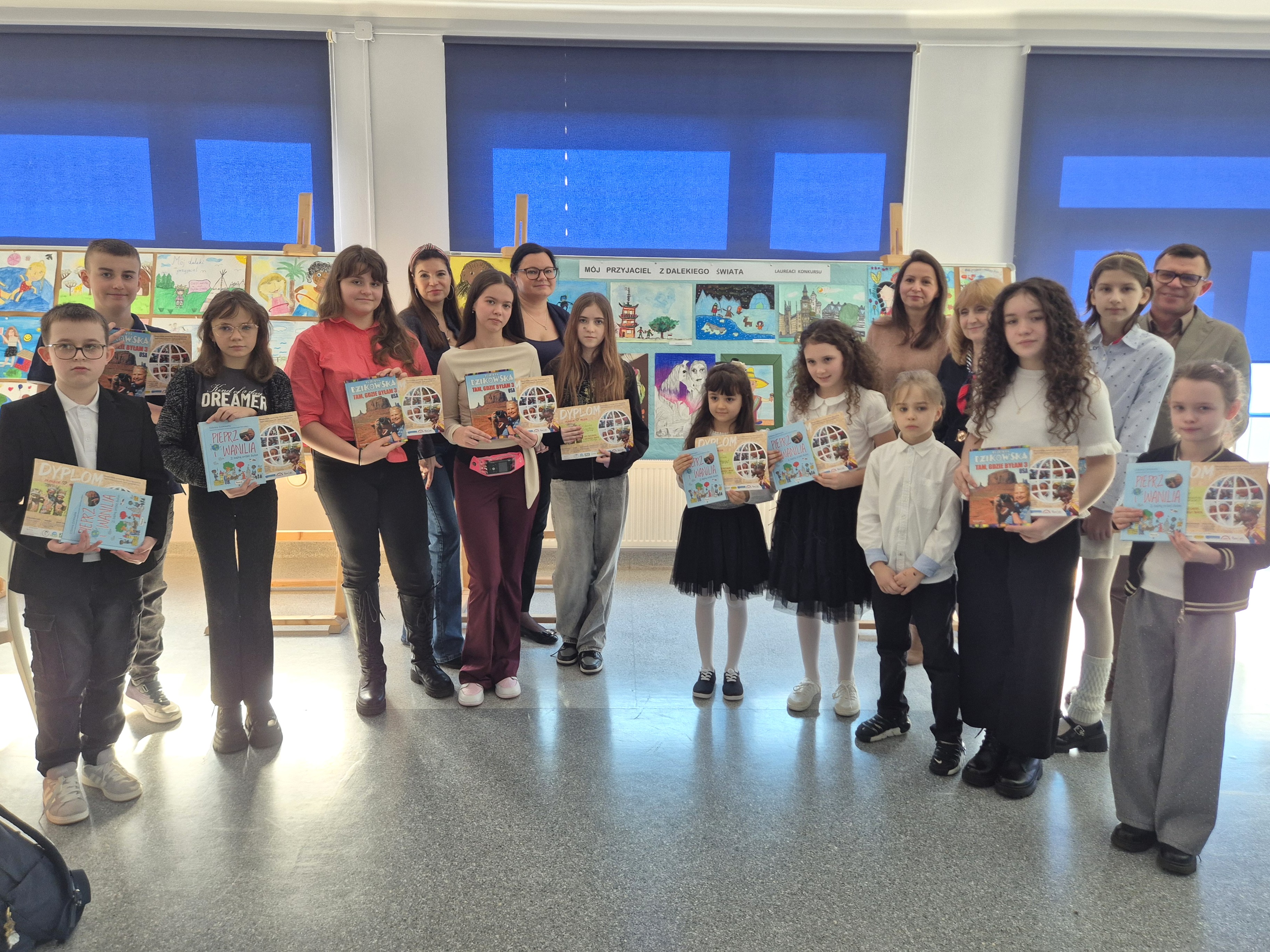 Podsumowanie wystawy "Dzieci Świata" oraz konkursu plastycznego "Mój przyjaciel z dalekiego świata"