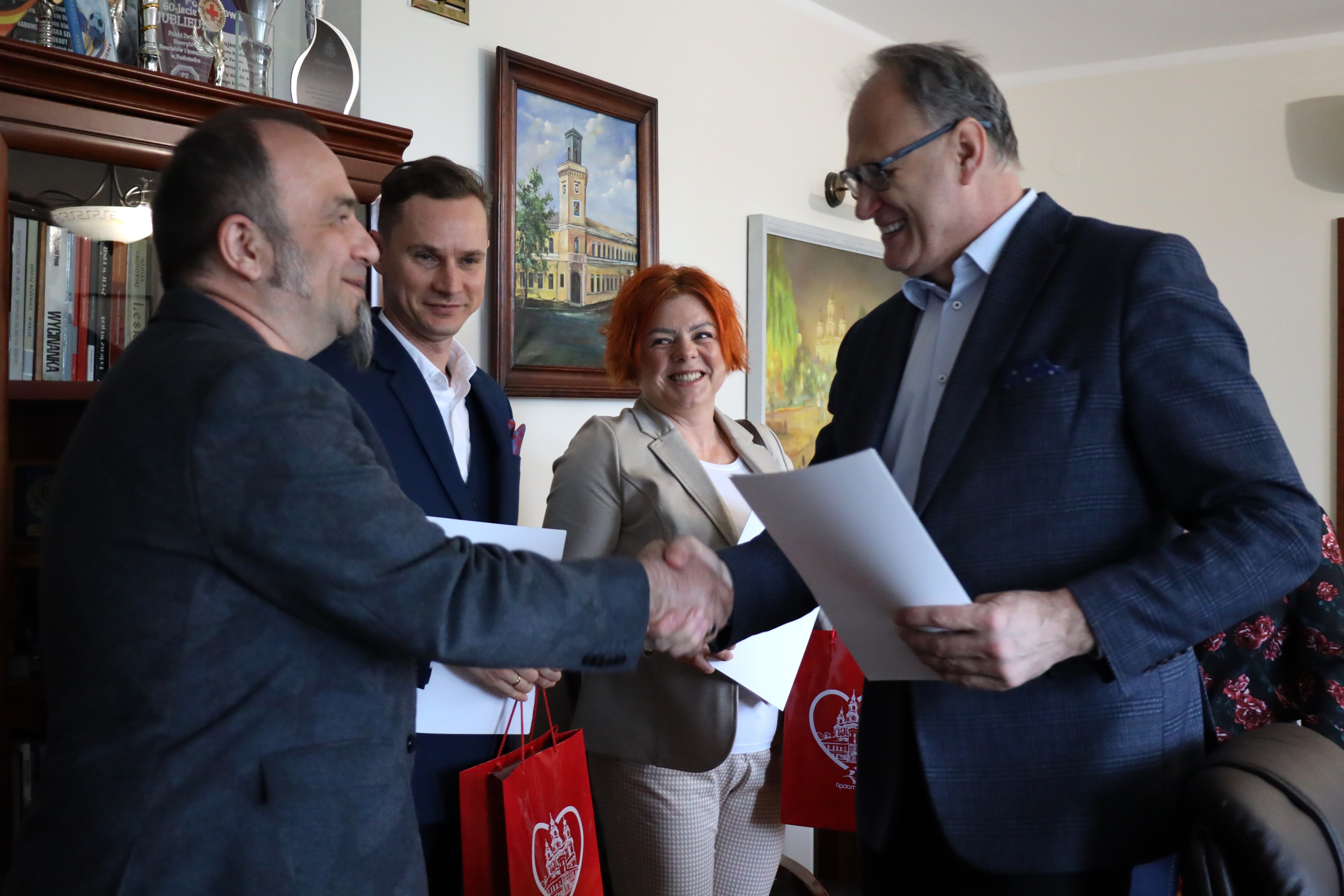 Z Ogólnopolską Kartą Seniora taniej. Kolejne firmy dołączyły do programu 