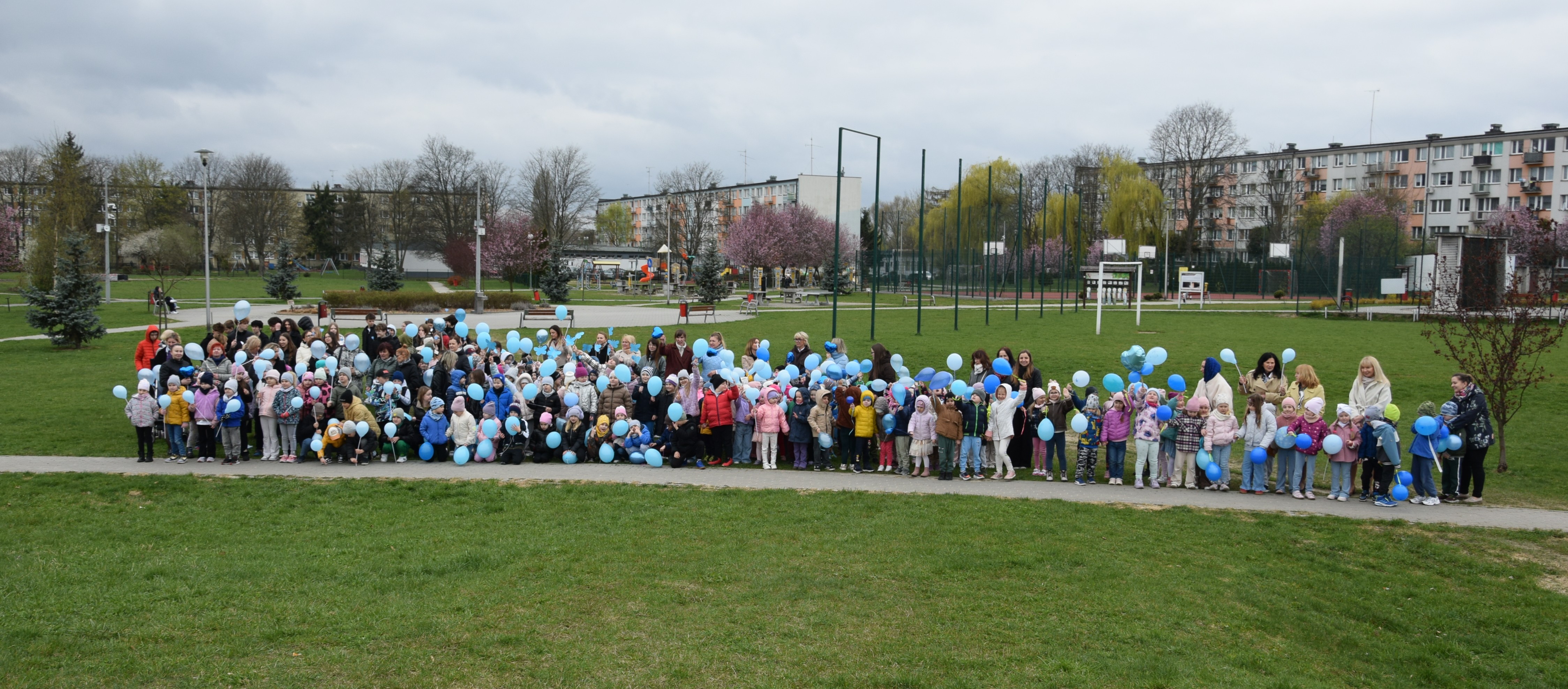 Błękitny Spacer w Radomsku – razem dla świadomości autyzmu z PP nr 10 "NIezapominajka"