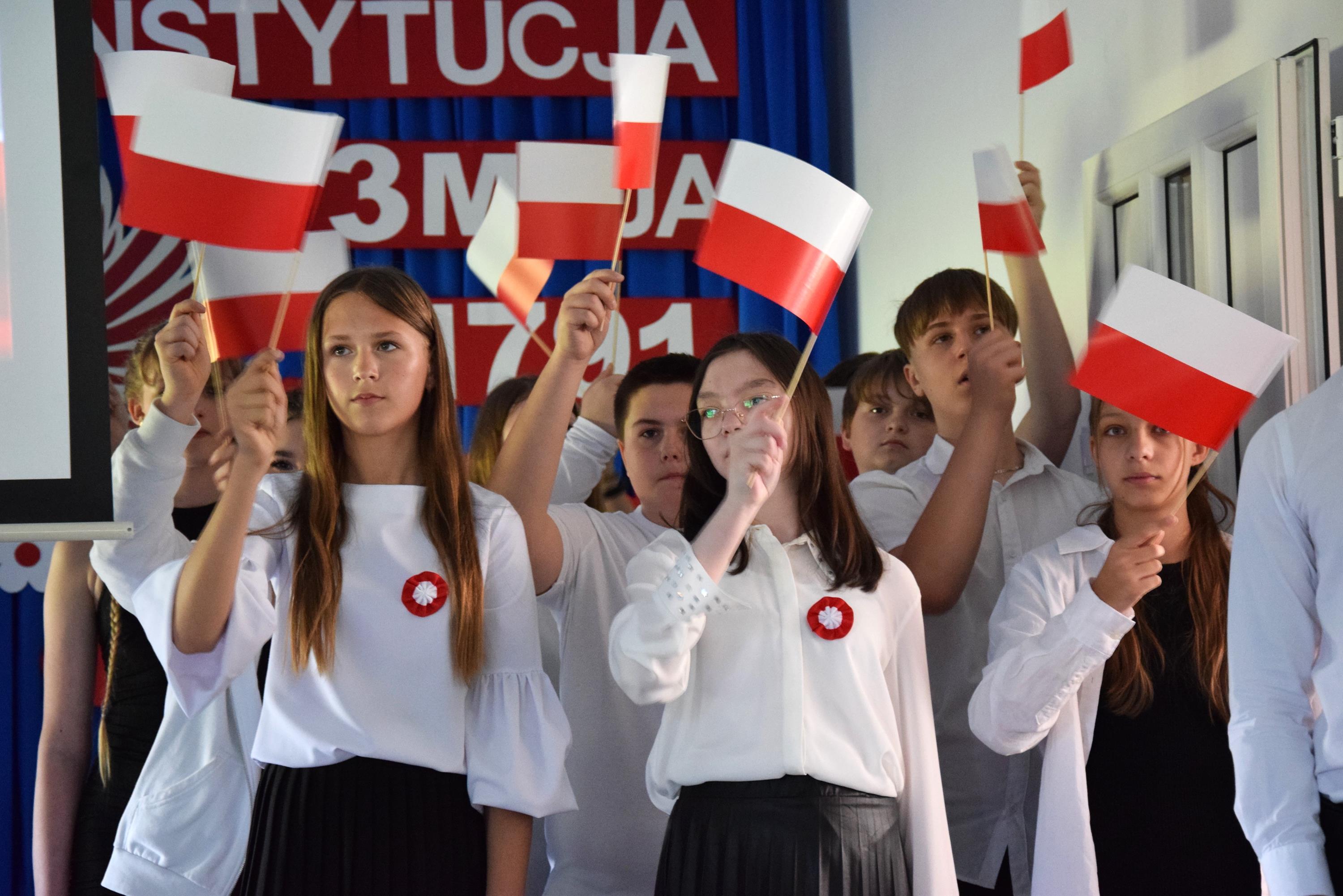 Uroczysty apel z okazji Święta Konstytucji 3 Maja w PSP nr 10